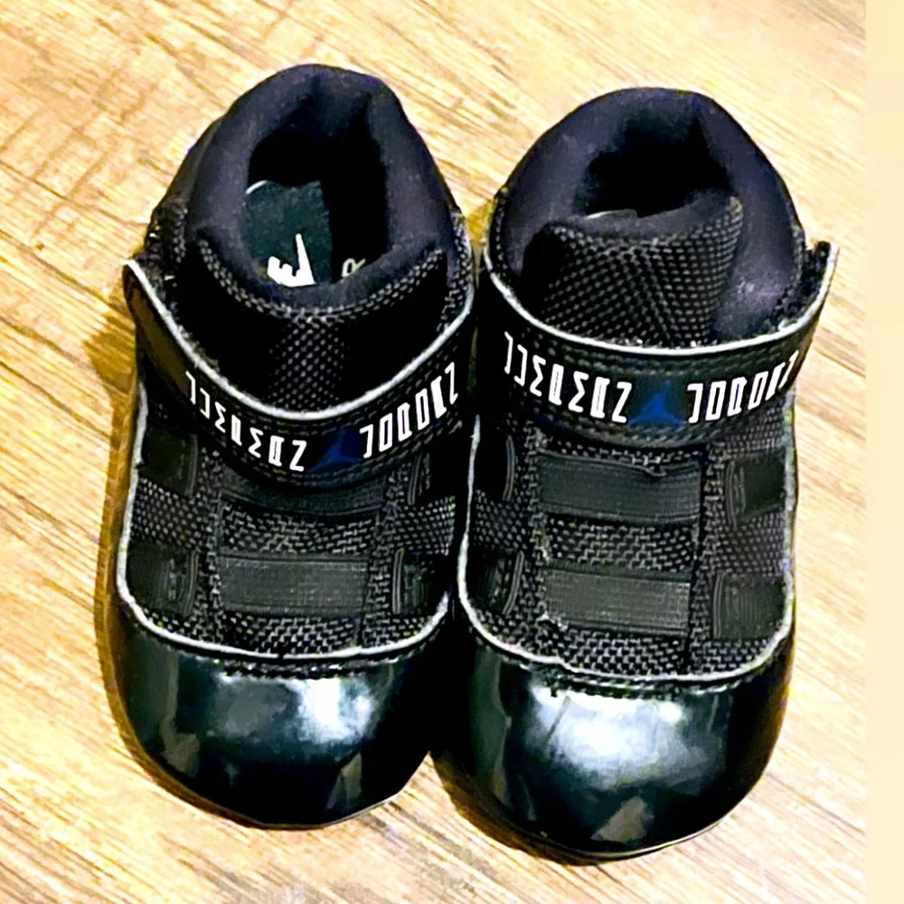 - Air Jordan Retro 11 - Picture 1 of 4